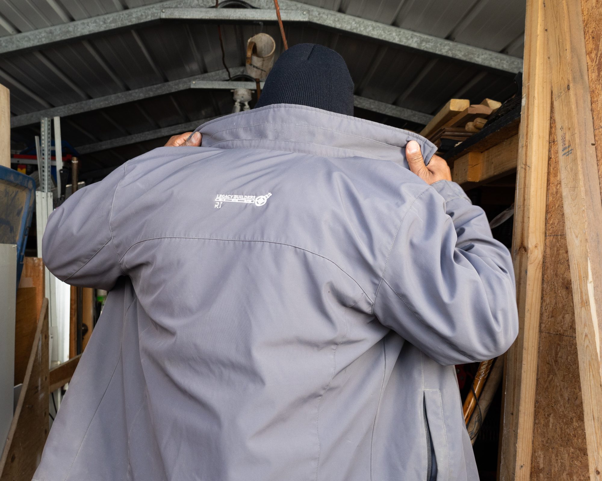 El dueño con su chaqueta de trabajo con el logo original de Legacy Builders RI