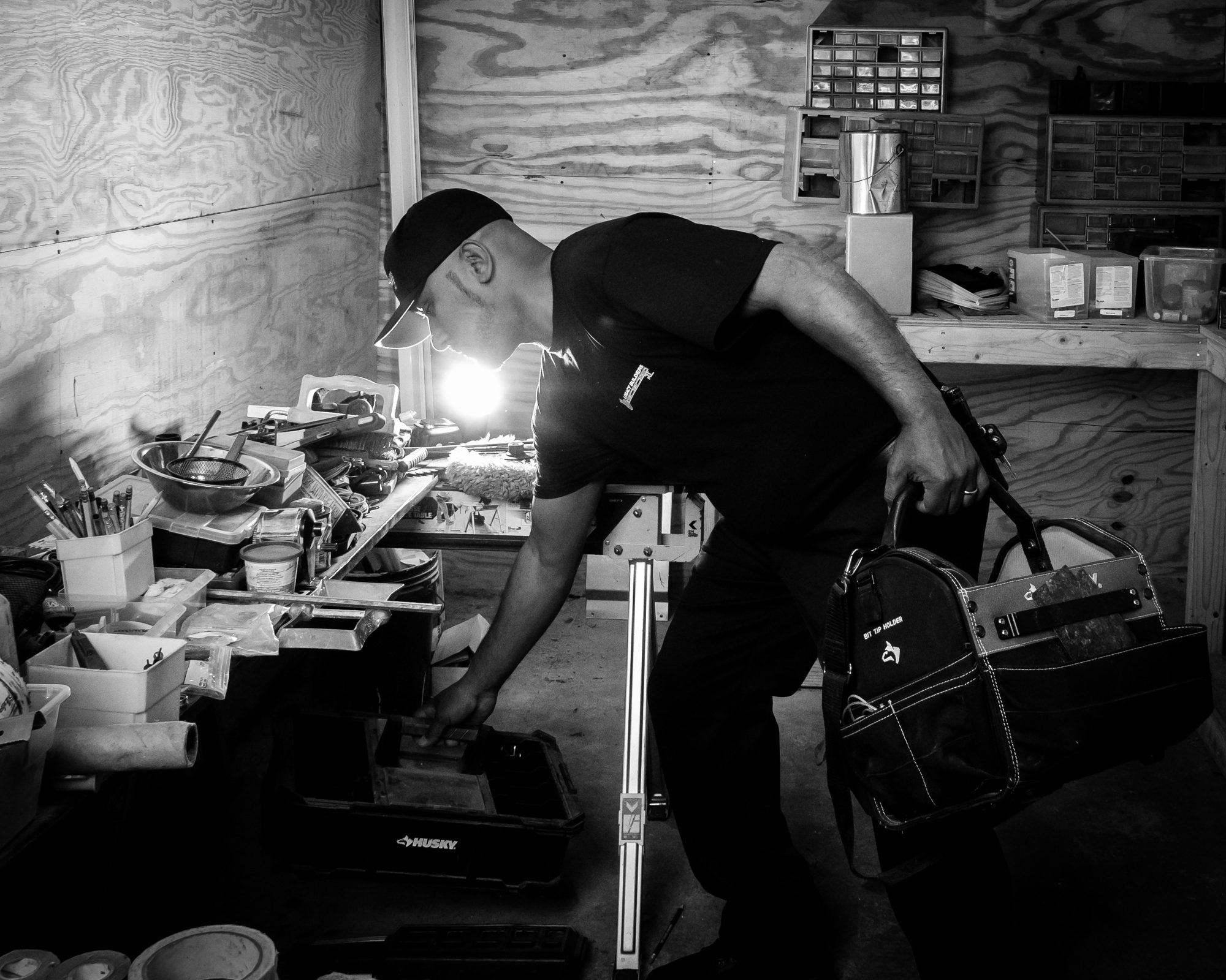 El dueño de Legado Builders tomando herramientas en su taller